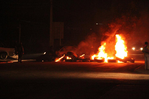 Ayseninos reanudan protestas y barricadas