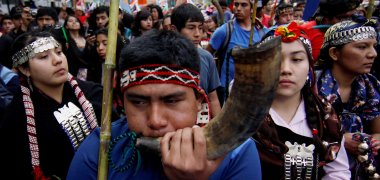 Mapuche y anarquistas enfrentados en marcha de Santiago