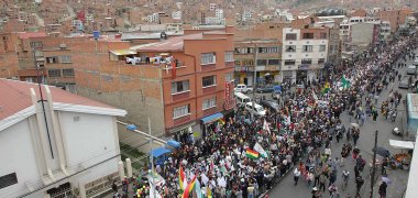 INDÍGENAS LLEGAN TRIUNFANTES A LA PAZ PARA EXIGIR FIN DE PROYECTO VIAL